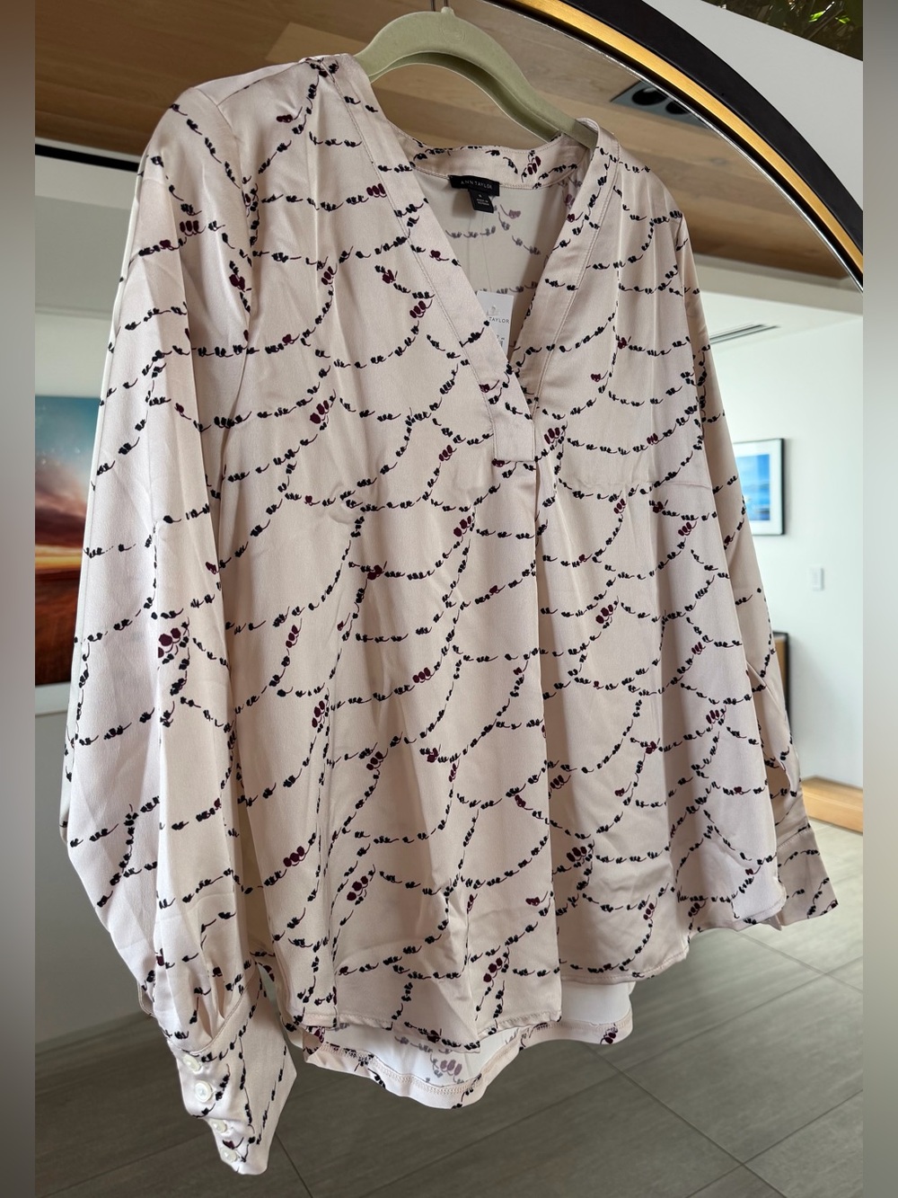 NWT Ann Taylor Cream Patterned Long Sleeve V-Neck Blouse Medium